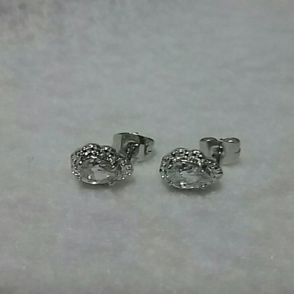 Teardrop shaped fashion earrings silvertone